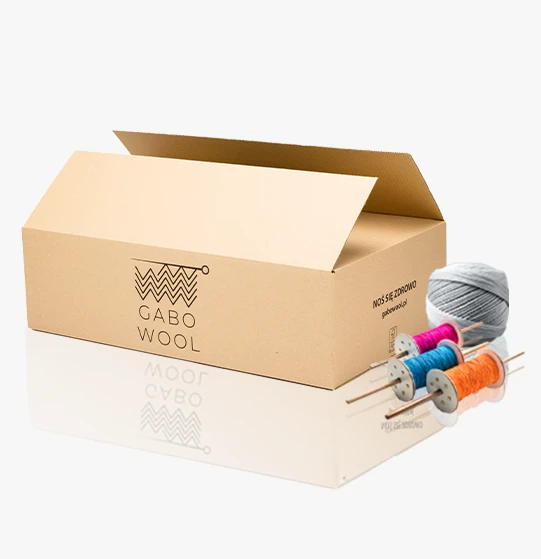 karton z logo budujący rozpoznawalność marki